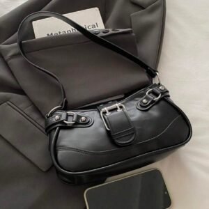 Schwarze Schultertasche mit Schnalle im minimalistischen Design